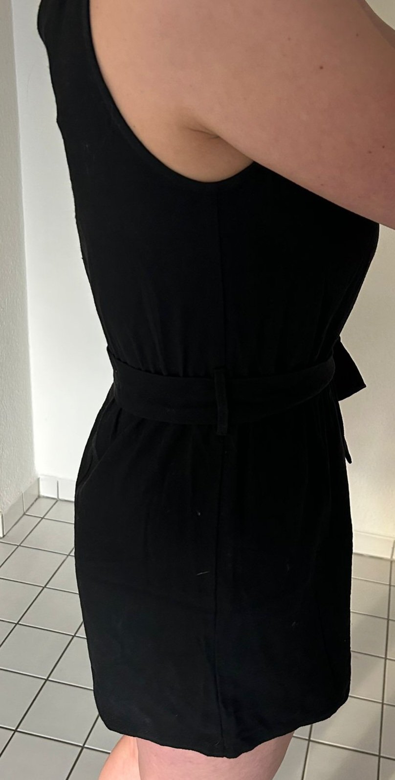 Schwarzer Jumpsuit mit Gürtel