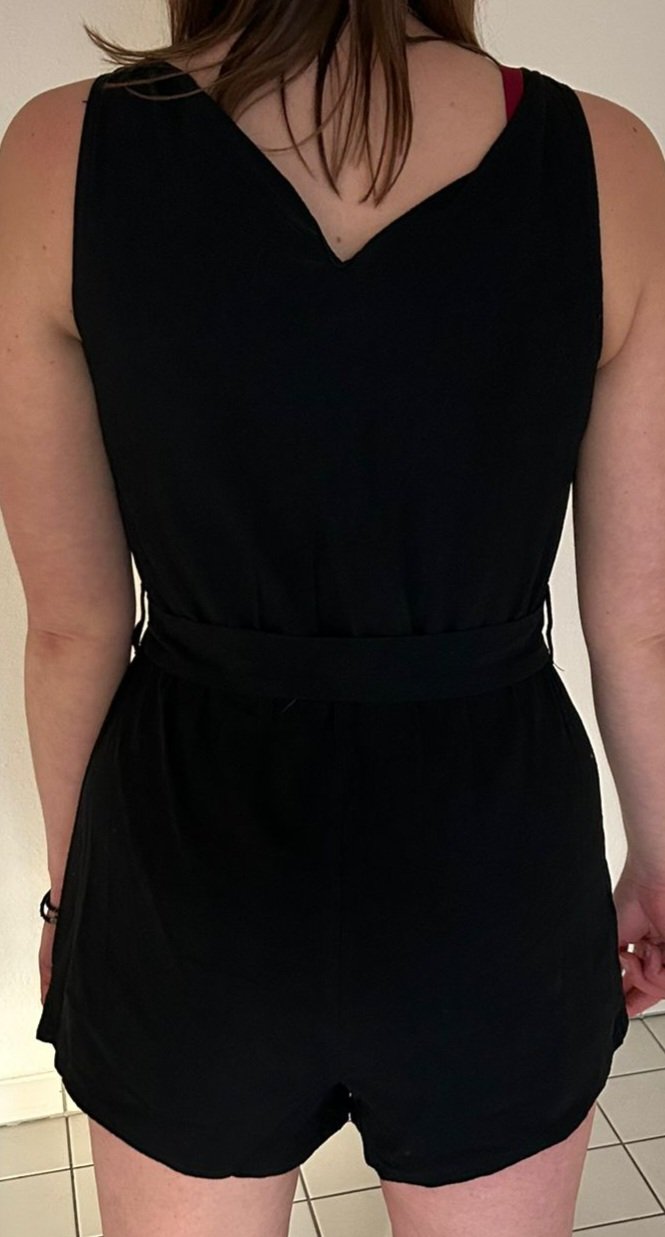 Schwarzer Jumpsuit mit Gürtel