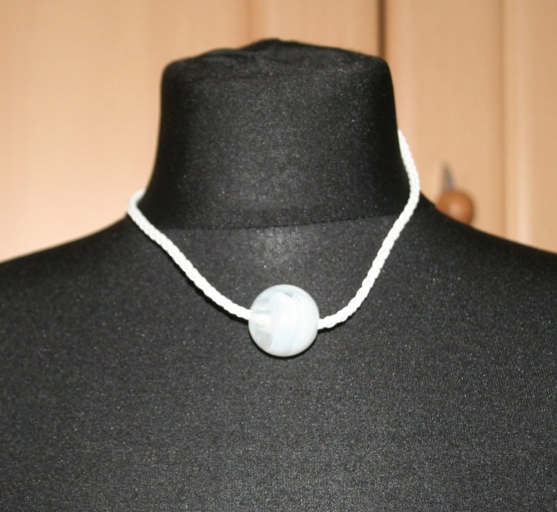 Kette mit großer Glasperle weiß