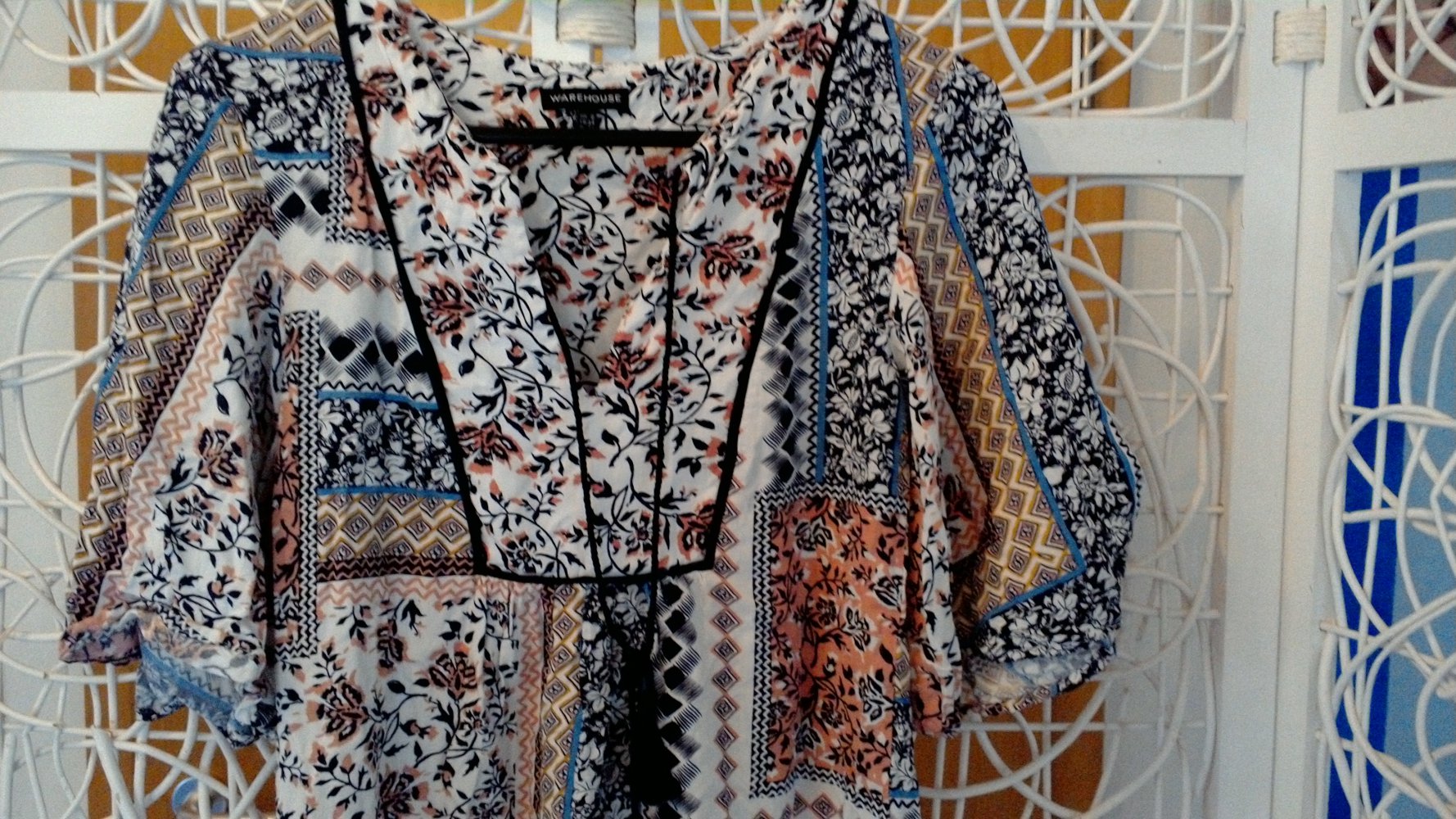 kurzes gemustertes Sommerkleid