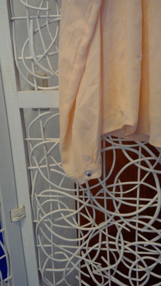 blassrosane Bluse mit auffallendem Detail