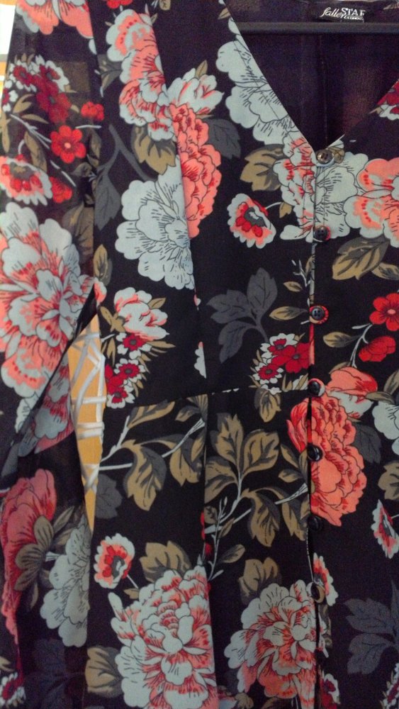 gemustertes Kleid mit weiten Ärmeln