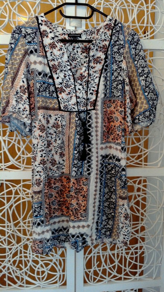 kurzes gemustertes Sommerkleid