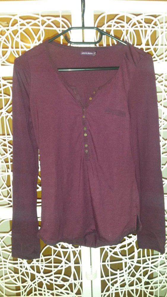 dunkelrotes Blusenshirt