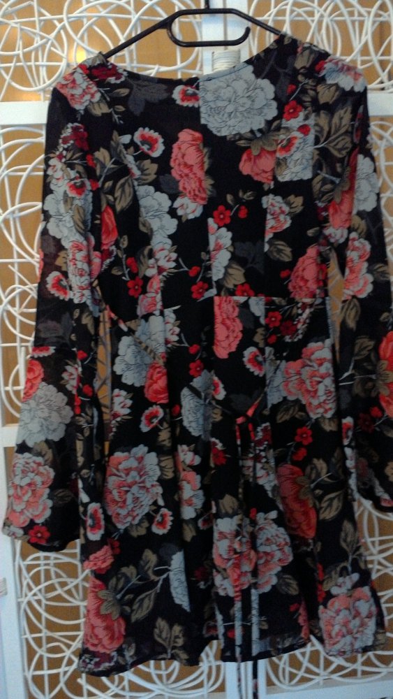 gemustertes Kleid mit weiten Ärmeln