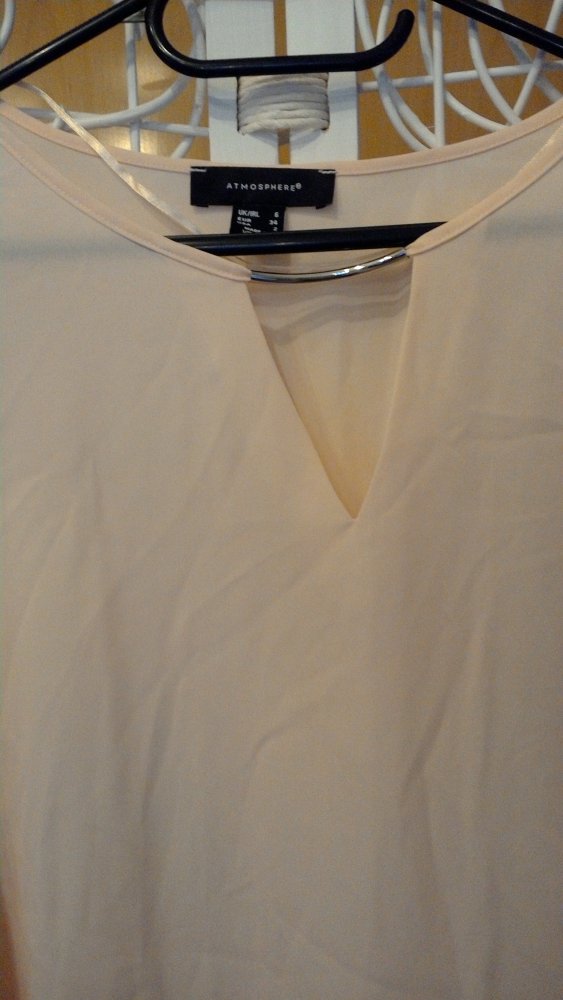 blassrosane Bluse mit auffallendem Detail
