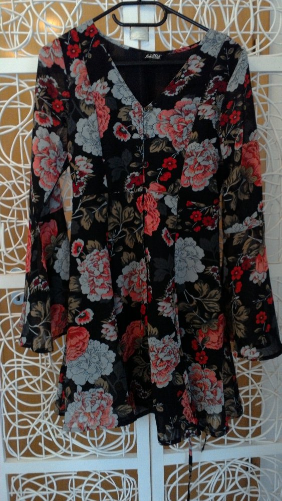 gemustertes Kleid mit weiten Ärmeln