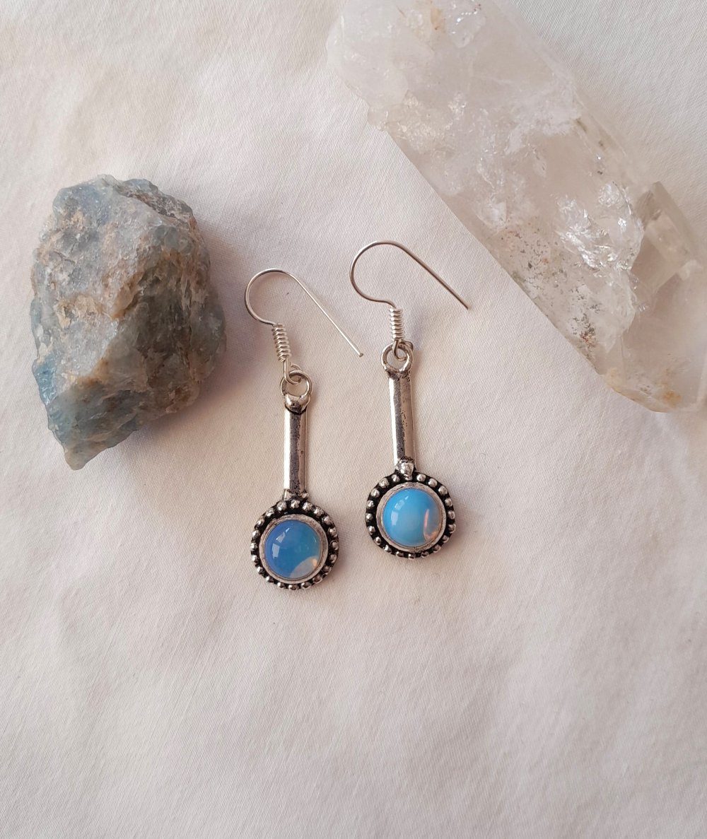 Schöne, silberne Vintage Ohrringe mit Opalit
