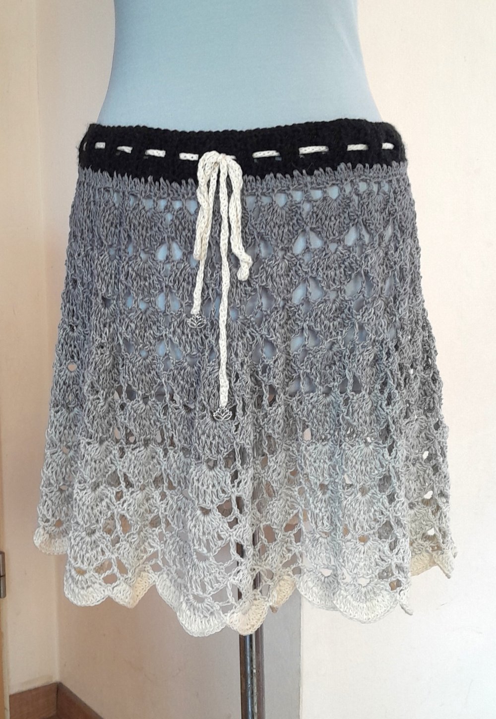 Einzigartiger, leichter Rock aus Häkelspitze im Farbverlauf, Gr.S/M