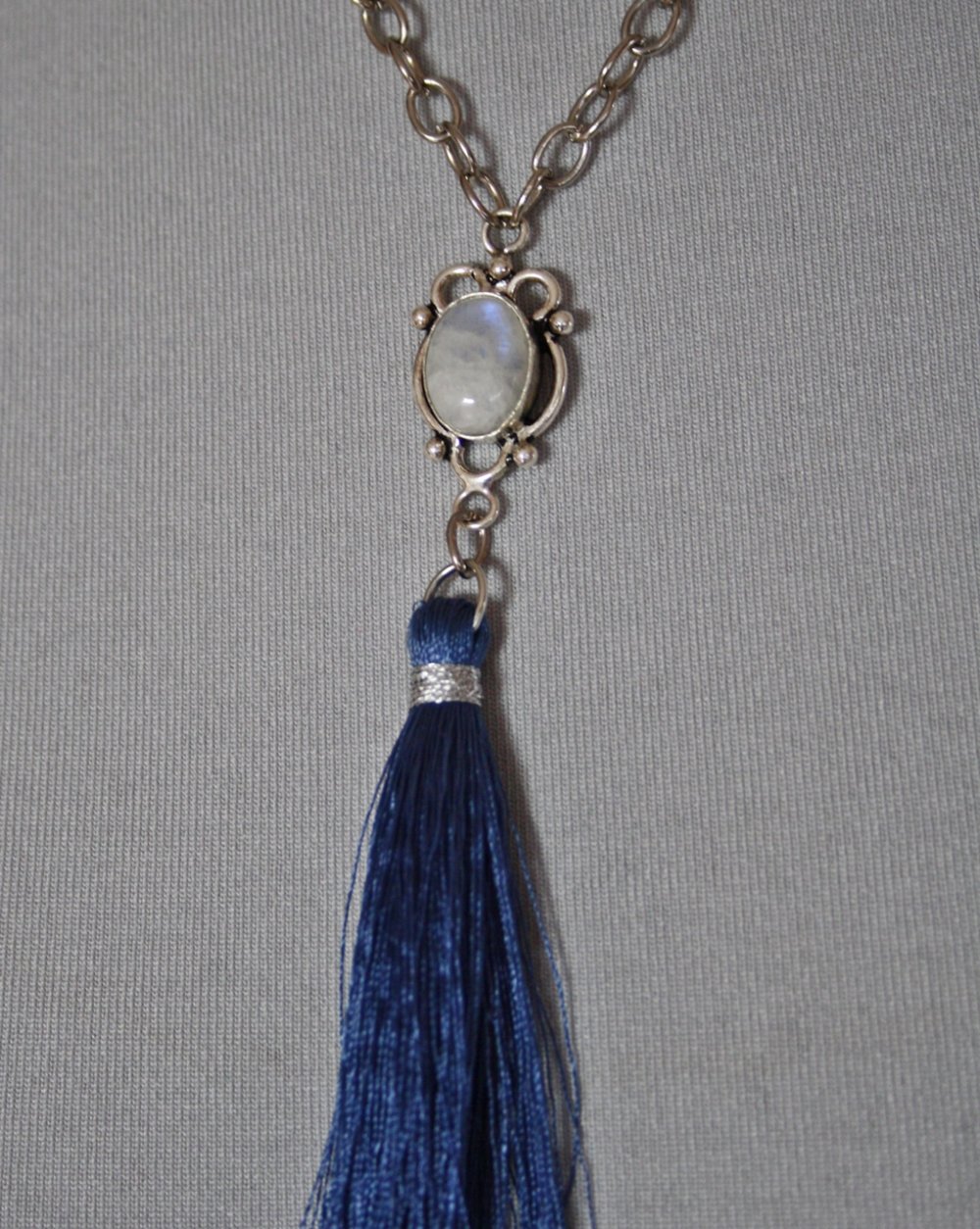 Elfenhafte Kette mit echtem Mondstein und blauer Quaste