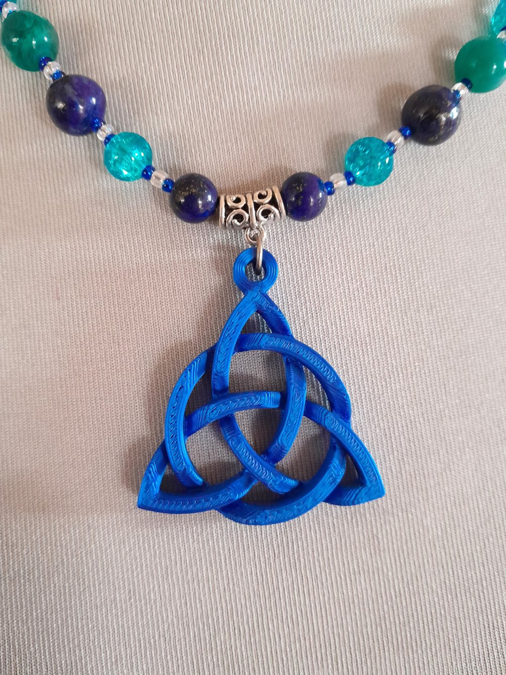 Schönes, einzigartiges Collier mit Lapislazuli und Triquetra Anhänger