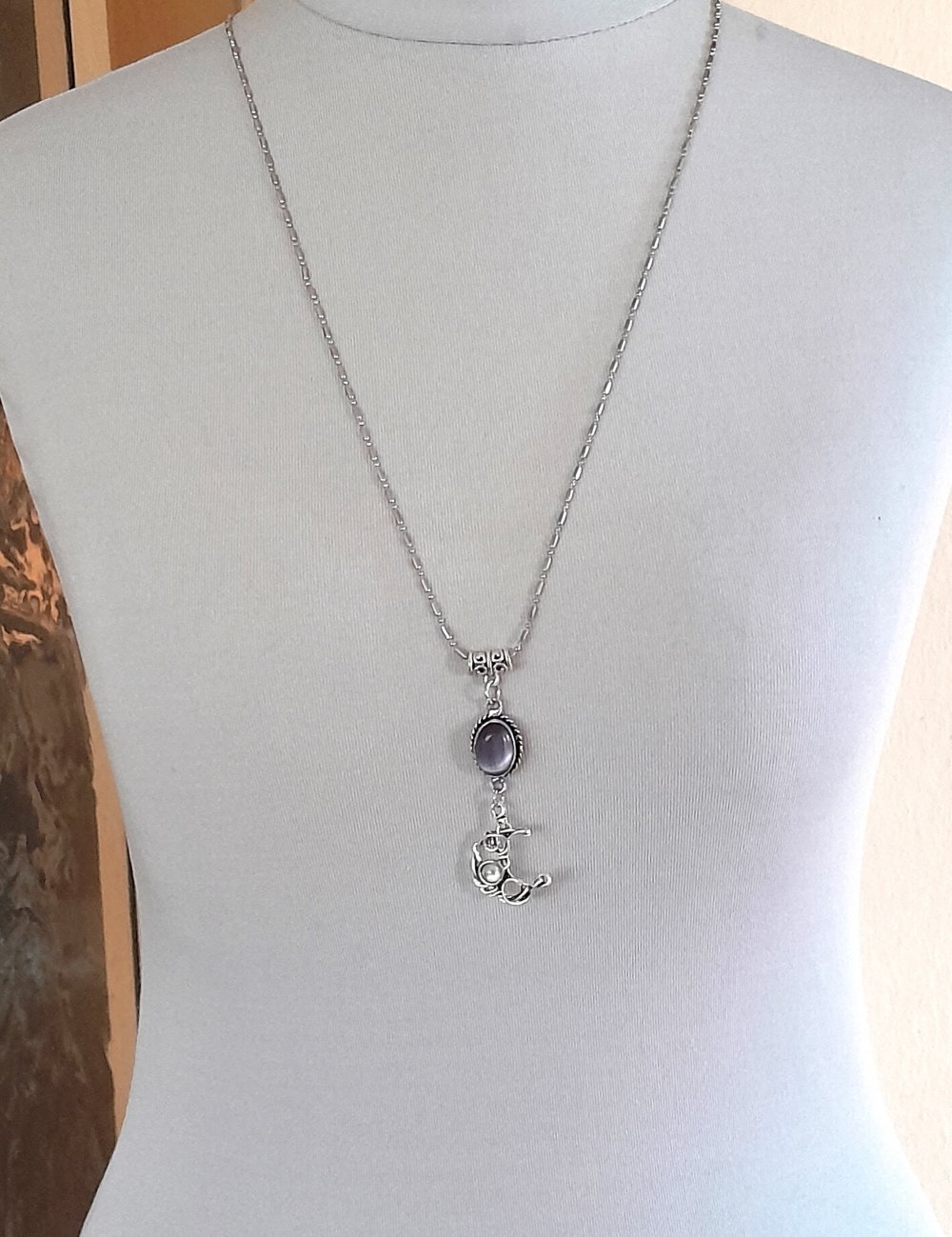 Lange filigrane Kette mit Cateye Cabochon und Mond Anhänger