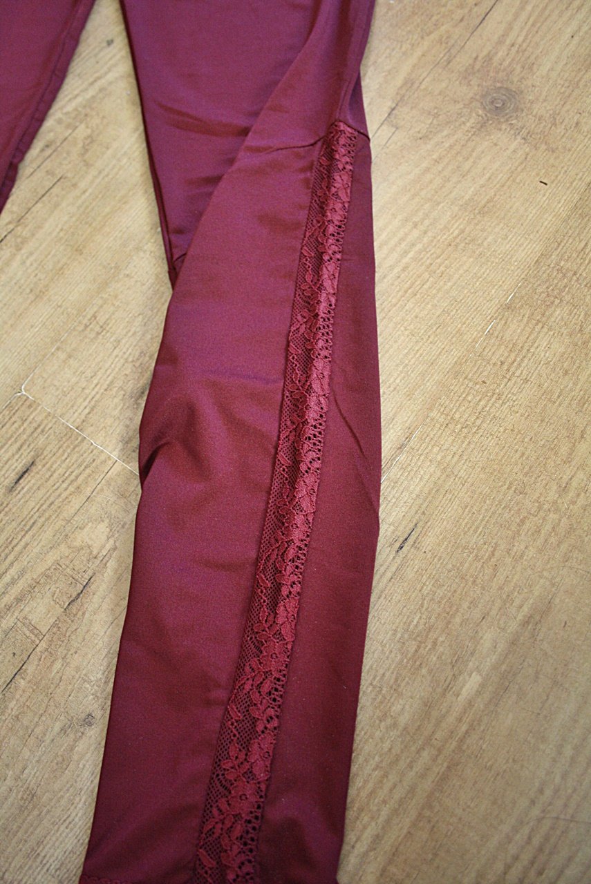 Weinrote Leggings mit Spitze, Gr.M