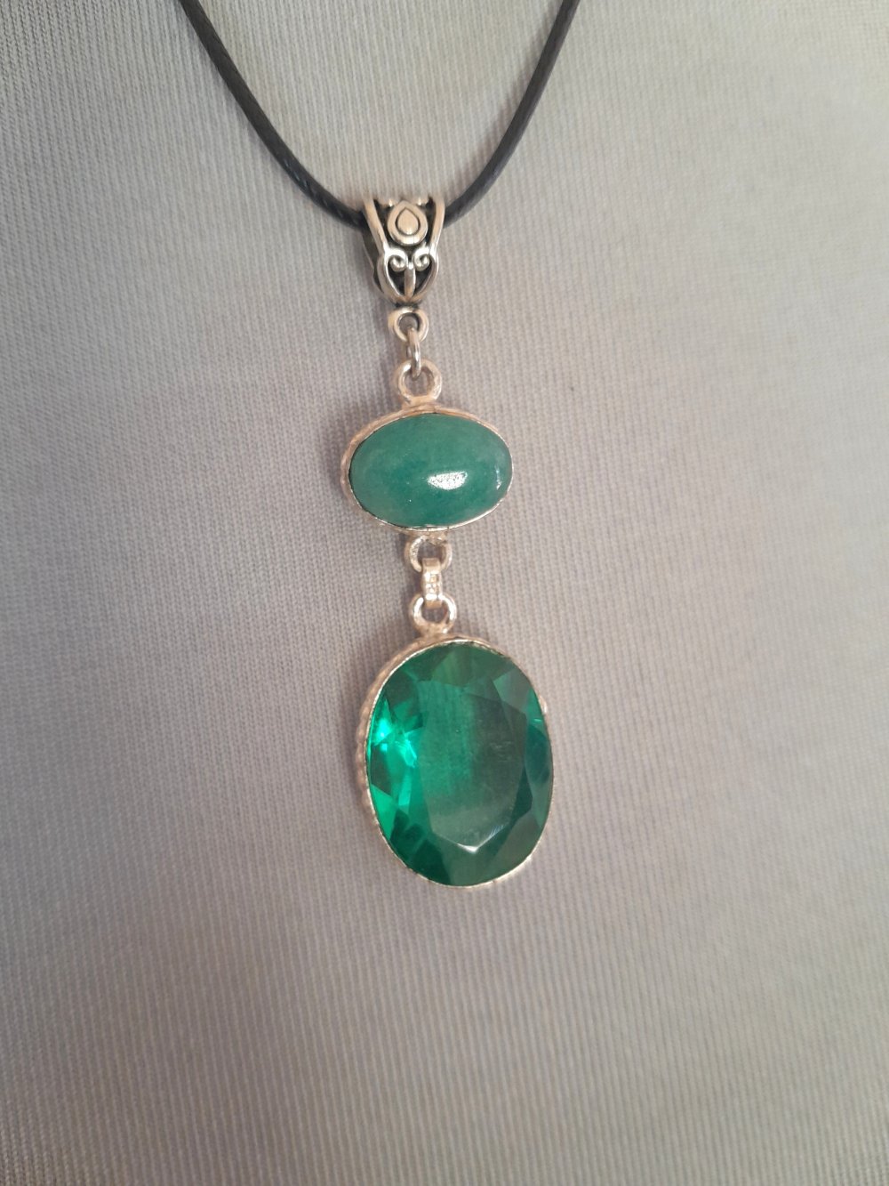 Schmale, schwarze Kette mit zweiteiligem, silbernem Vintageanhänger und Aventurin