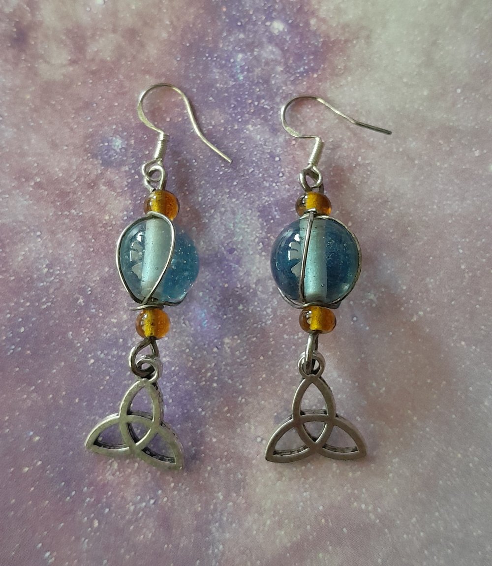 Zauberhafte, einzigartige Ohrringe mit Triquetra Anhängern