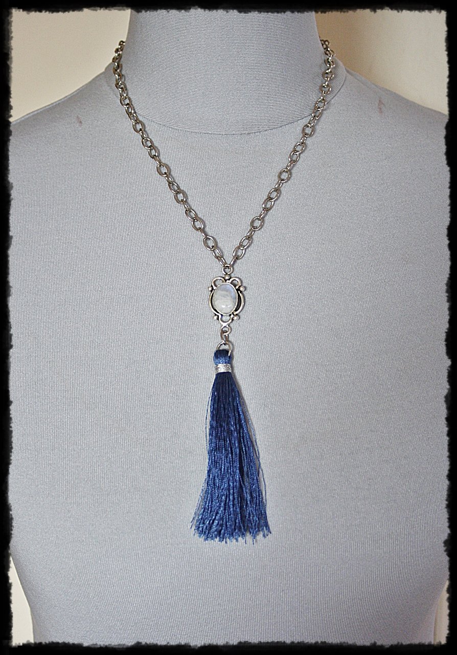 Elfenhafte Kette mit echtem Mondstein und blauer Quaste