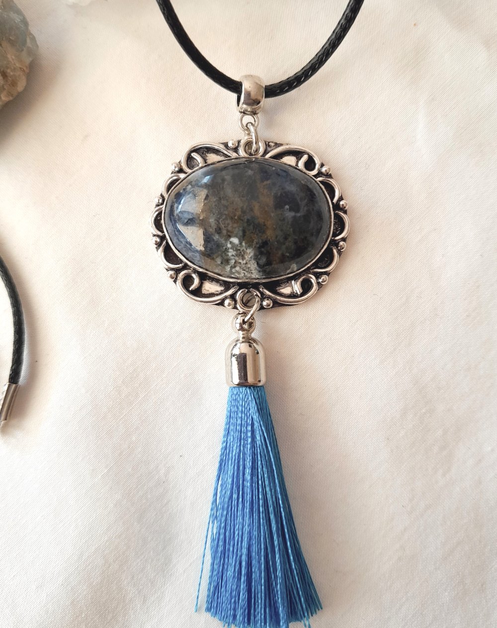 Wunderschöne, opulente Vintagekette mit Sodalith und Quaste