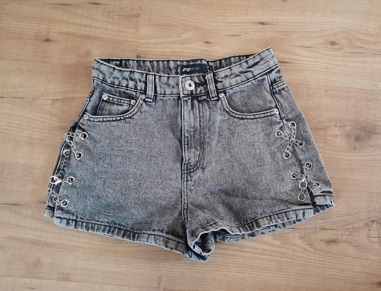 Ausgefallene, graue Jeans Shorts mit Ketten, Gr.S