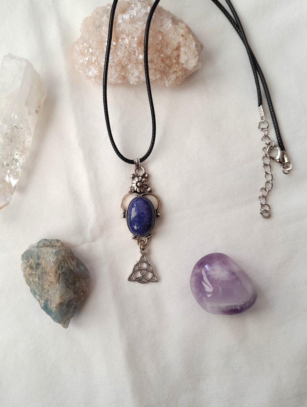 Zauberhafte Kette mit Lapislazuli und keltischem Anhänger