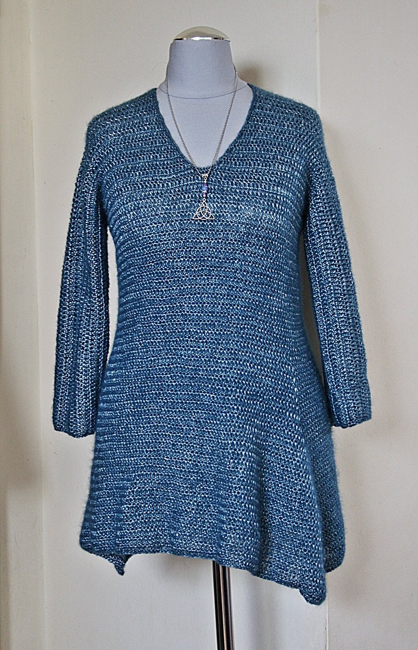 Zipfeliger Strickpullover in blau und silber, Gr.S