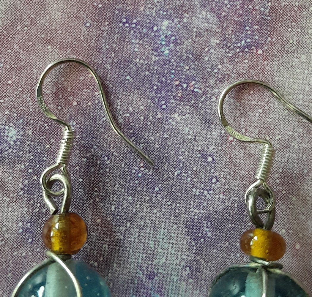 Zauberhafte, einzigartige Ohrringe mit Triquetra Anhängern