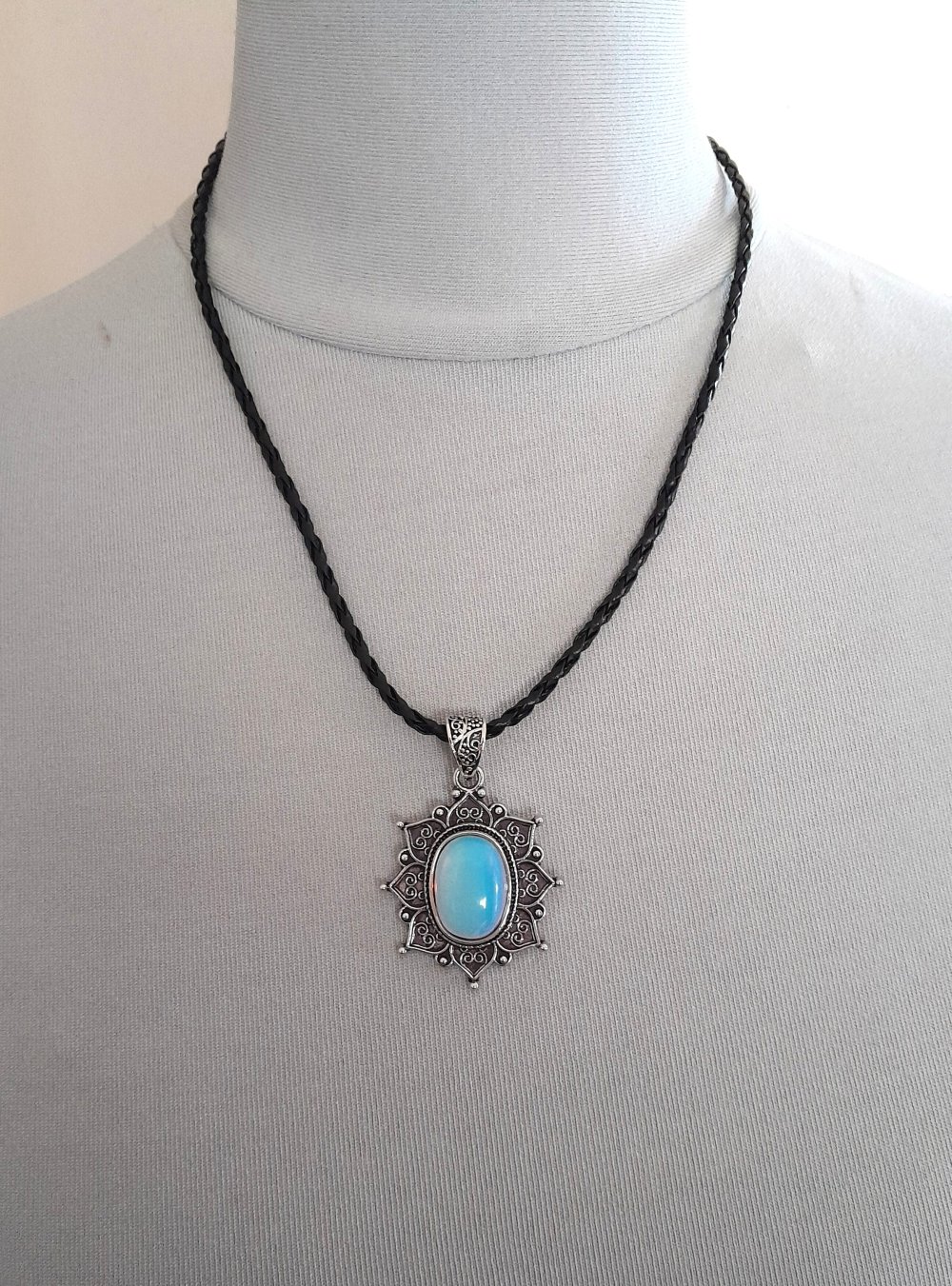 Schöne Kette mit Opalit Anhänger im Vintagelook