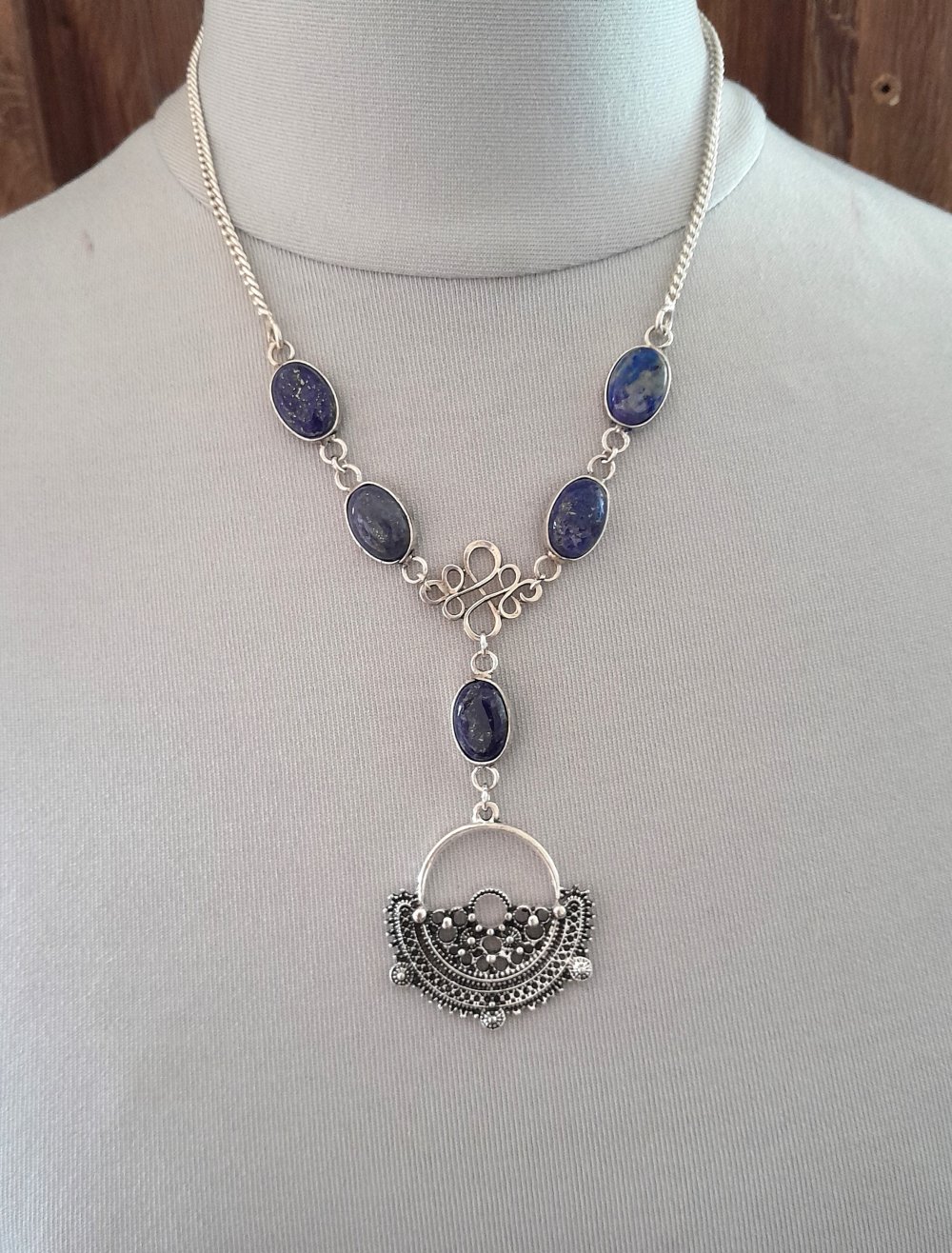 Wunderschönes, ausgefallenes Collier mit Lapislazuli