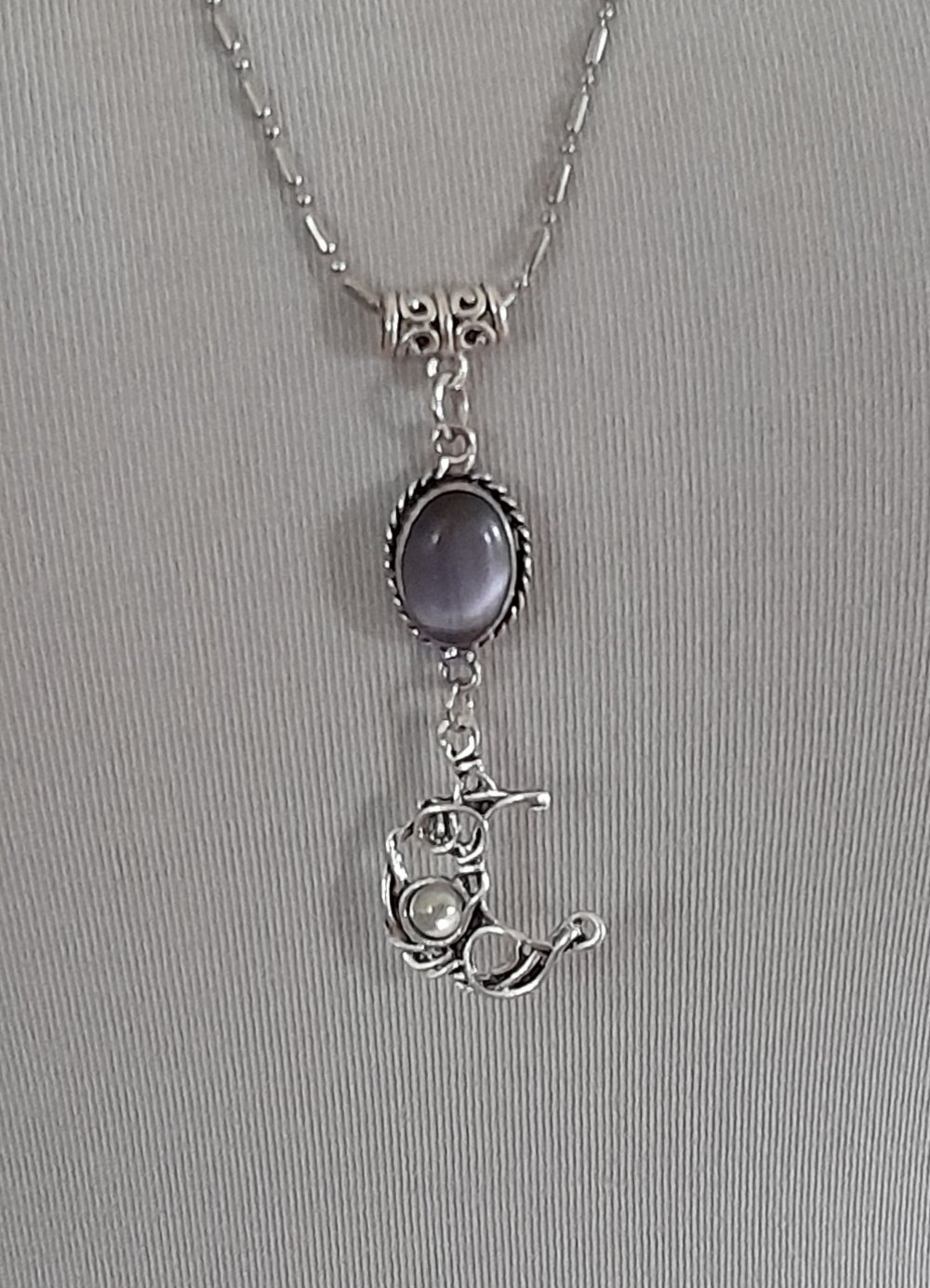 Lange filigrane Kette mit Cateye Cabochon und Mond Anhänger
