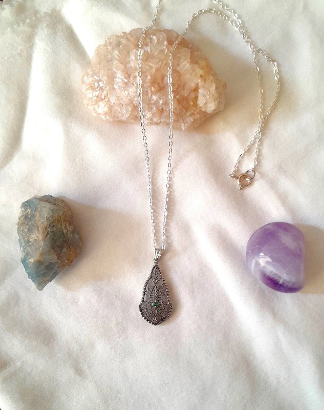 Zarte Katte mit filigranem Vintage Anhänger