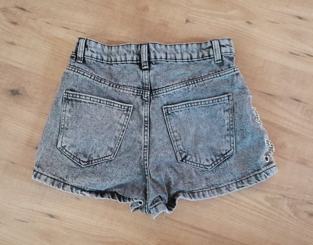Ausgefallene, graue Jeans Shorts mit Ketten, Gr.S