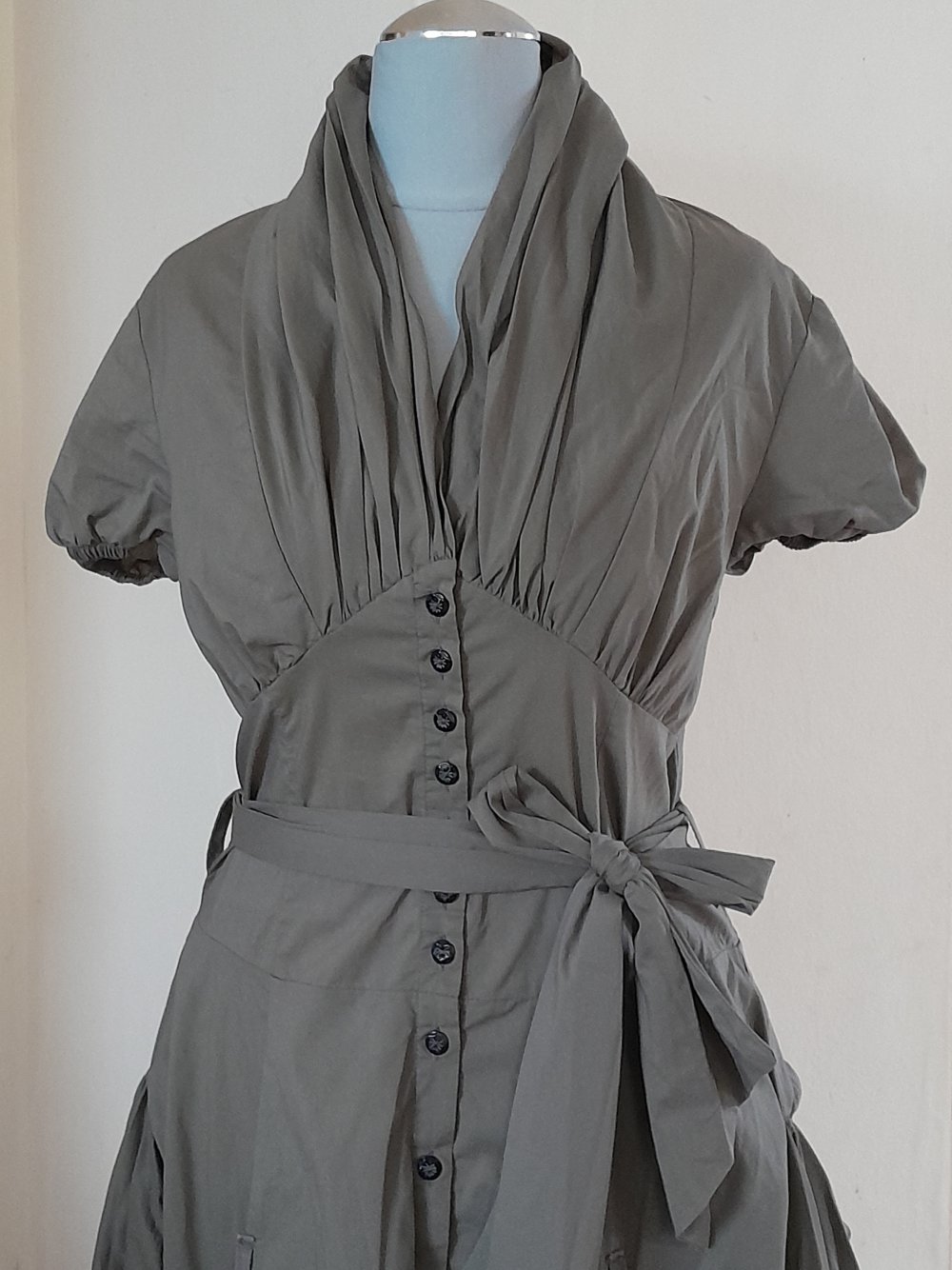 Ausgefallenes, zipfeliges Kleid in schönem Khaki, Gr.S