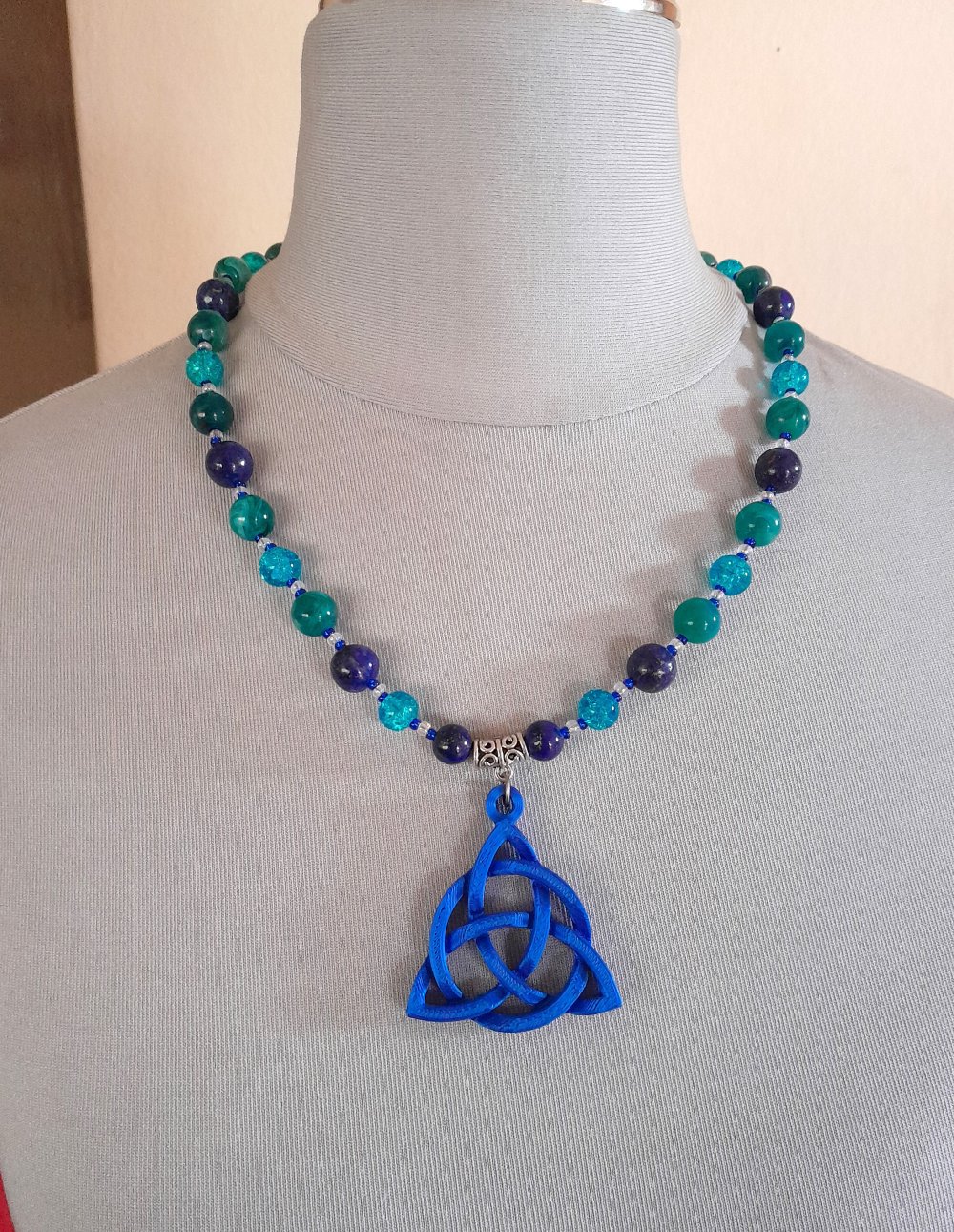Schönes, einzigartiges Collier mit Lapislazuli und Triquetra Anhänger