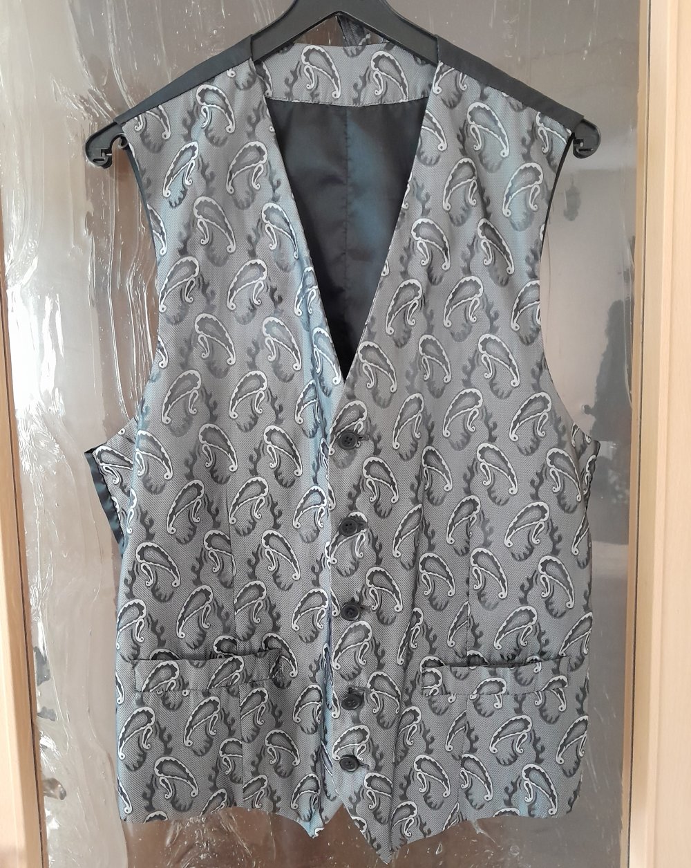 Elegante, graue Weste mit Paisleymuster und Tuchkrawatte