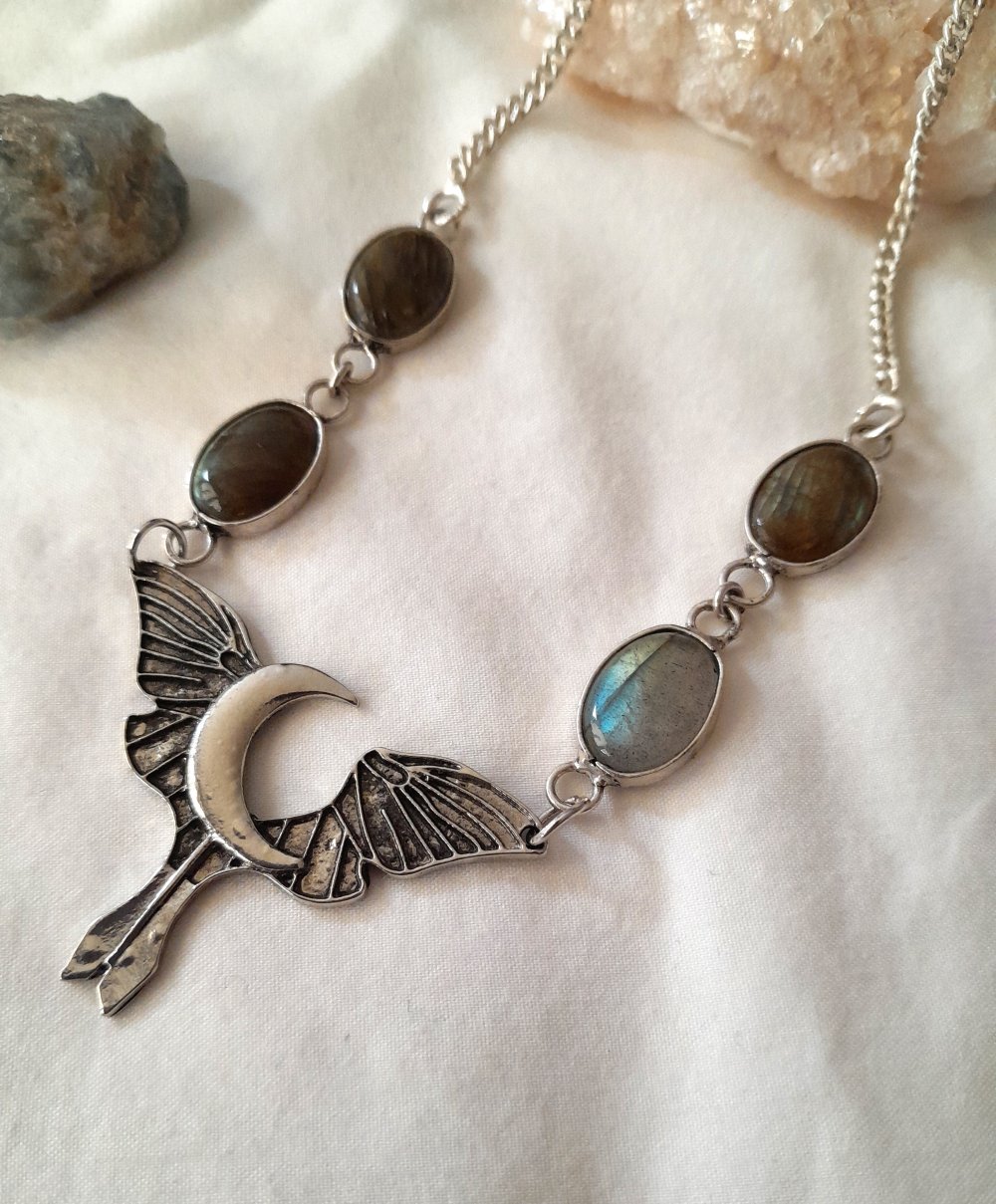 Kurzes Collier mit Nachtfalter und Labradorit