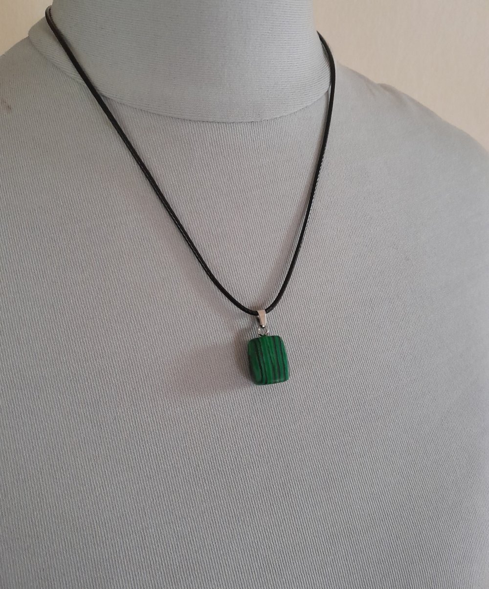 Schwarze Kette mit Malachit Anhänger