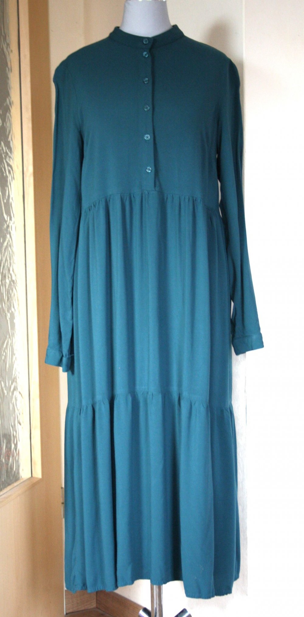 Wunderschönes, fließendes Midikeid in Petrol, Gr.S