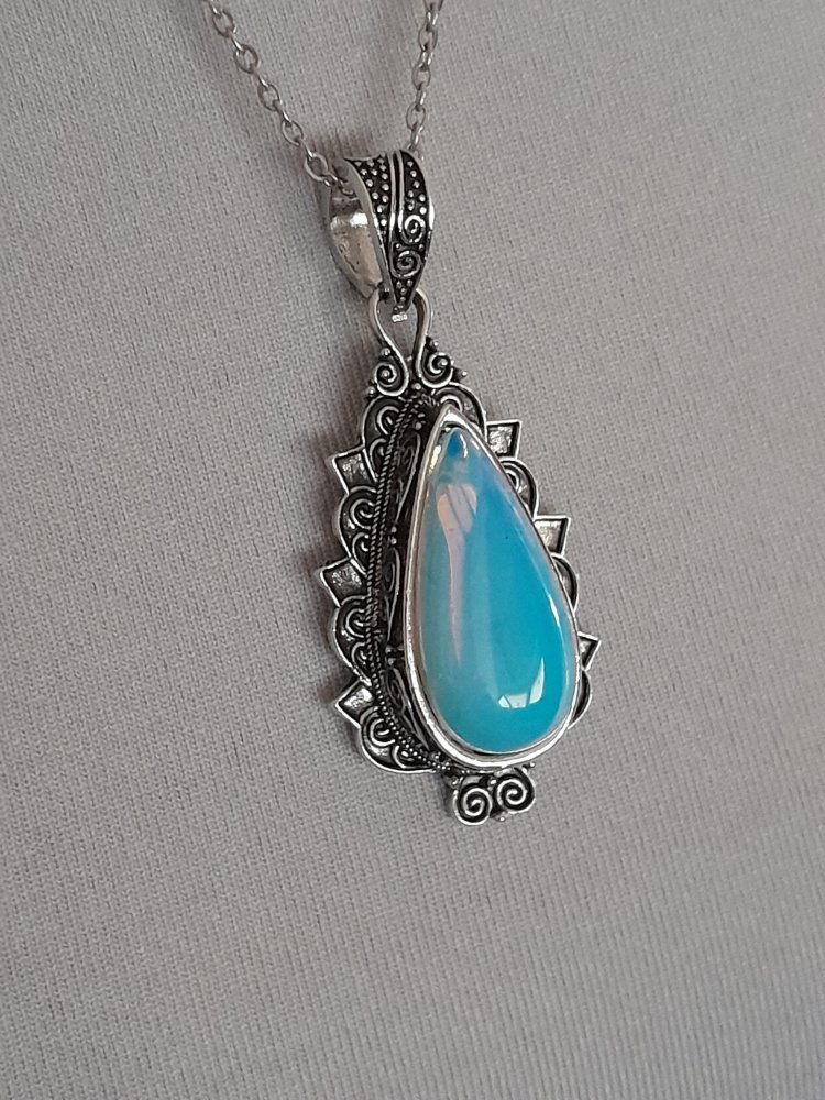 Schöne Kette mit Opalit Anhänger im Vintagelook