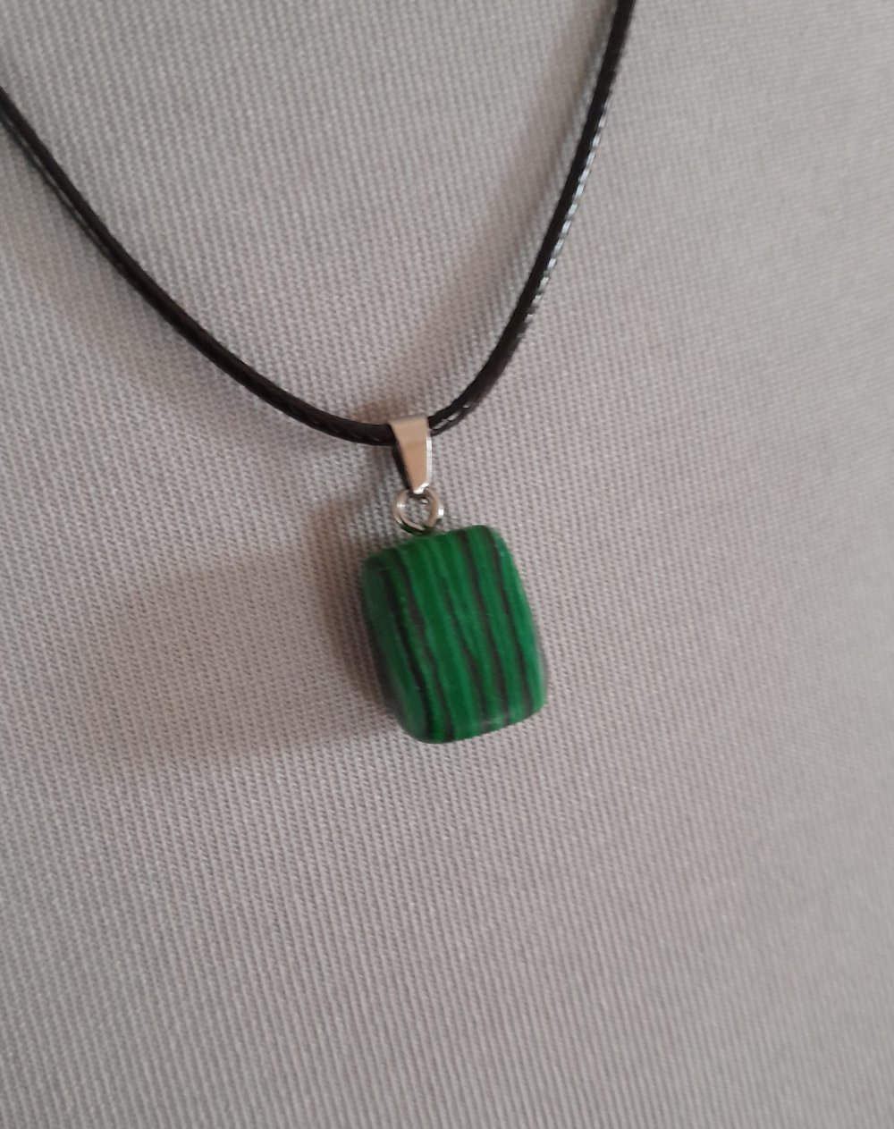 Schwarze Kette mit Malachit Anhänger