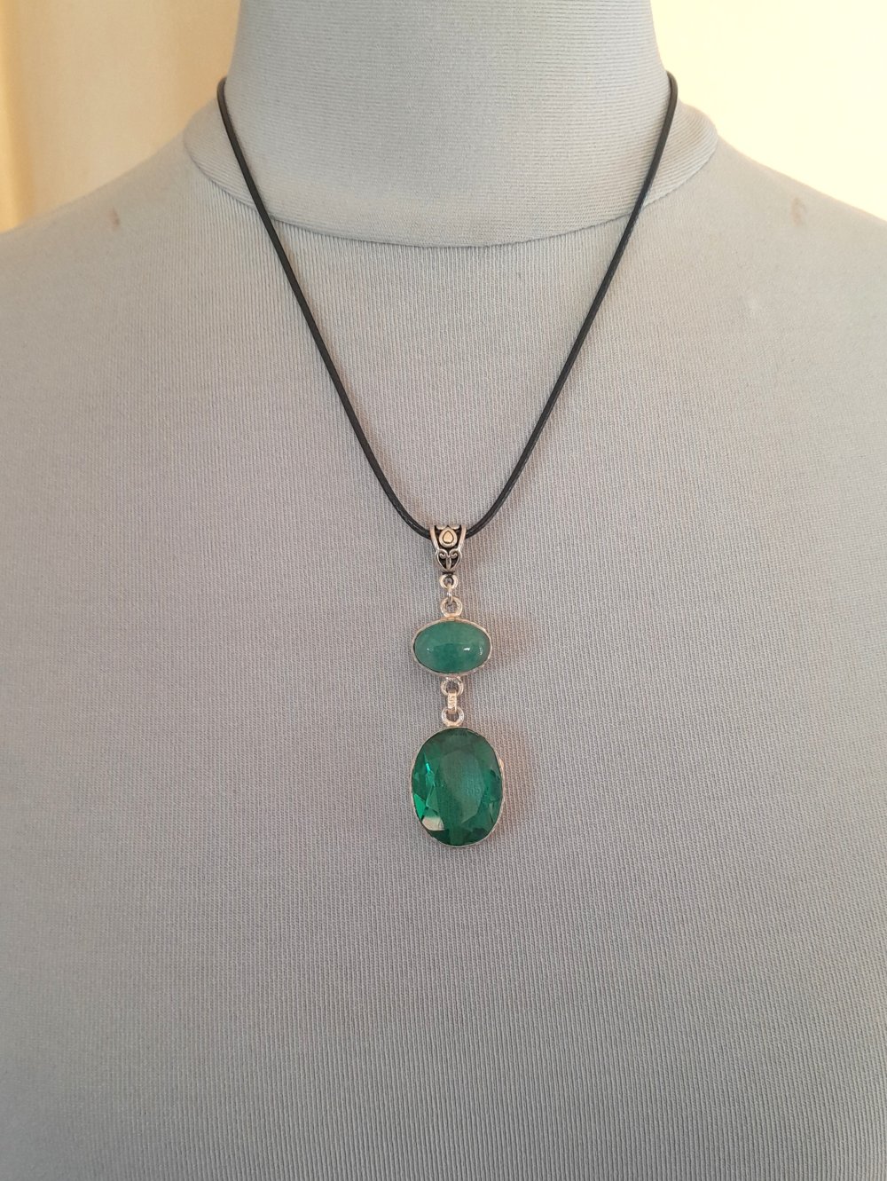 Schmale, schwarze Kette mit zweiteiligem, silbernem Vintageanhänger und Aventurin