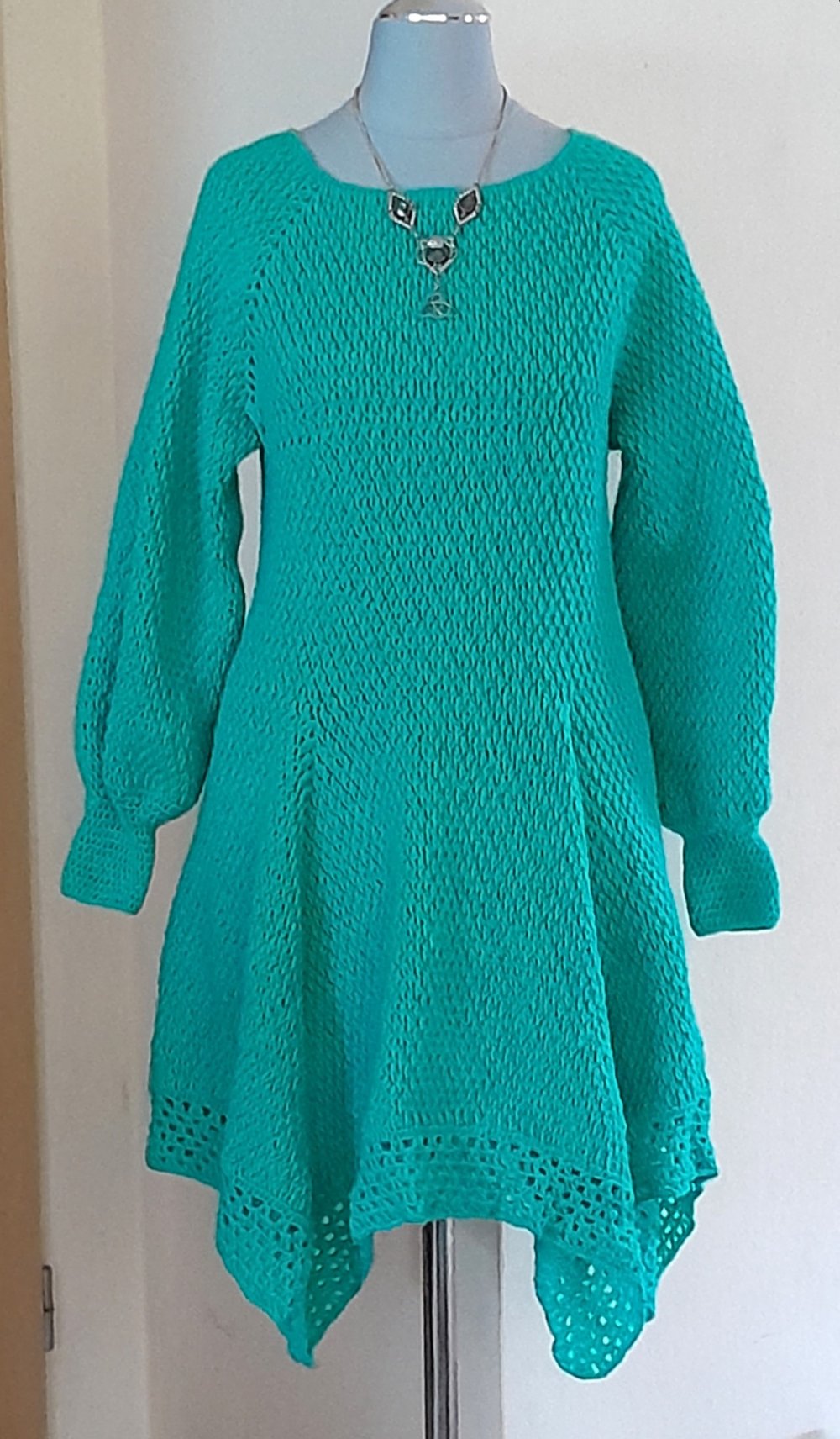 Ausgefallenes, zipfeliges Strickkleid in Seegrün, Gr.S