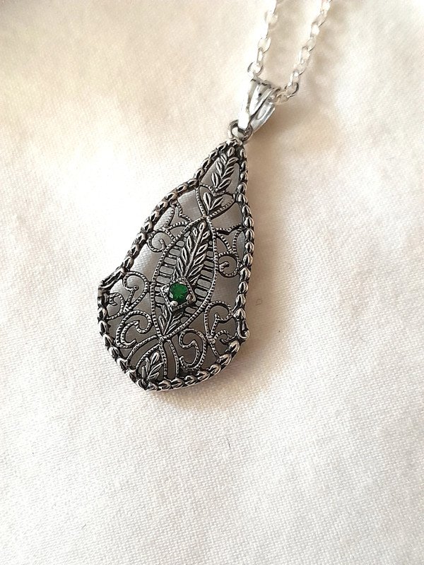 Zarte Katte mit filigranem Vintage Anhänger