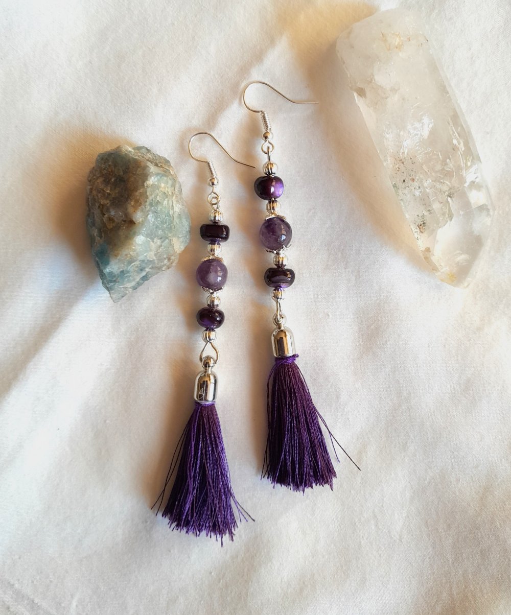Wunderschöne, einzigartige Ohrringe mit Amethyst, violettem Perlmutt und Quasten