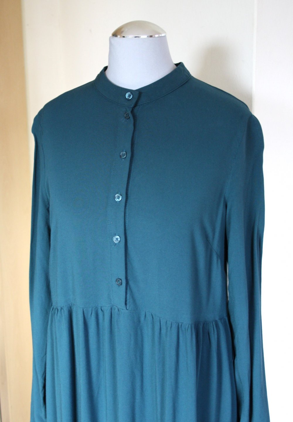 Wunderschönes, fließendes Midikeid in Petrol, Gr.S