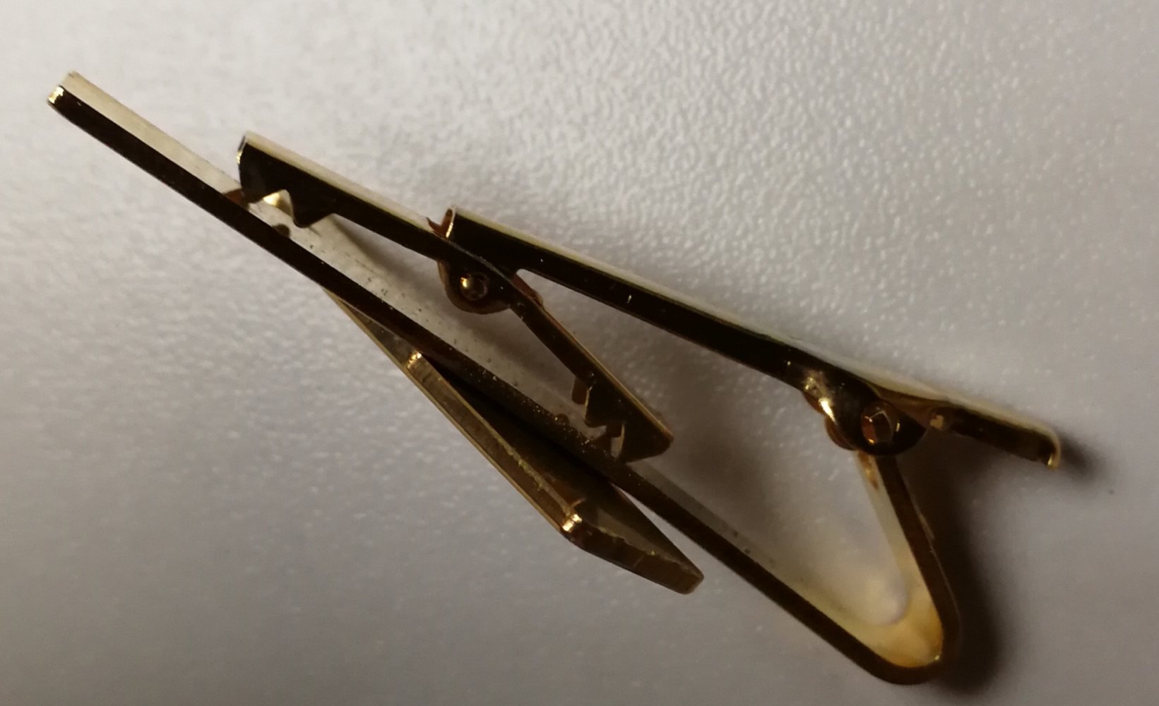 Retro Schmuck Unisex Brosche Krawattenklammer Gold bunt Weinflasche 80s 90s 