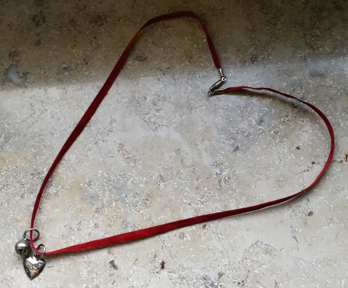 Damenkette roter Samt Lovecharm Glücksbringer Glöckchen Herz Love Symbol Vintage
