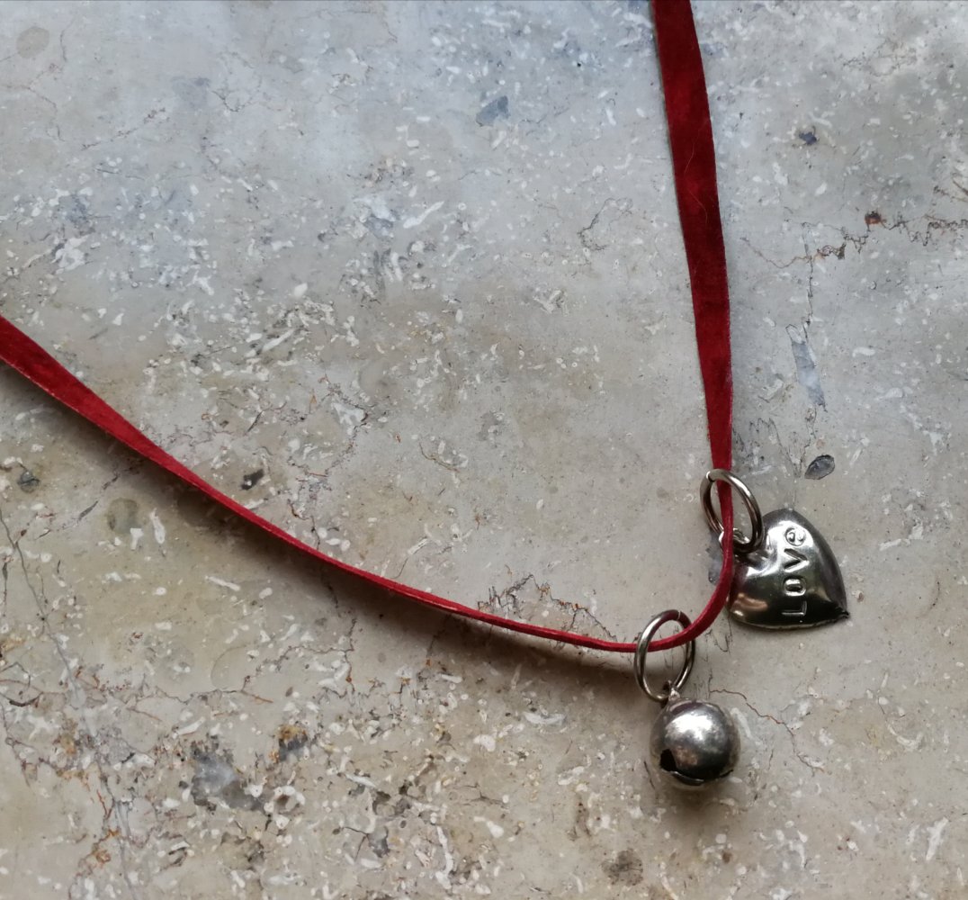 Damenkette roter Samt Lovecharm Glücksbringer Glöckchen Herz Love Symbol Vintage