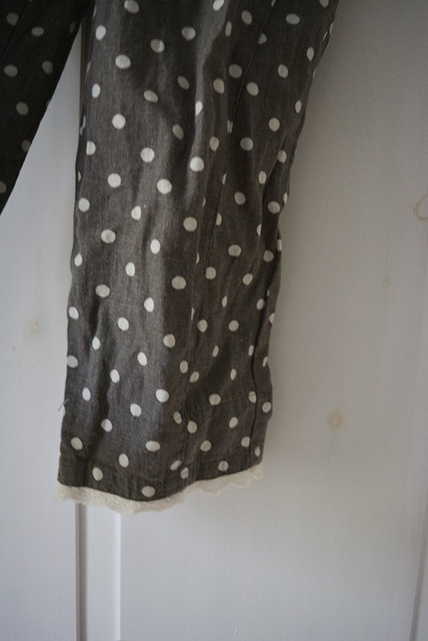 Harajuku Mori Girl graue Hose mit Punkten und Spitzenverzierung aus Japan.