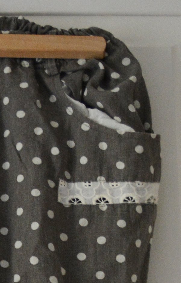 Harajuku Mori Girl graue Hose mit Punkten und Spitzenverzierung aus Japan.