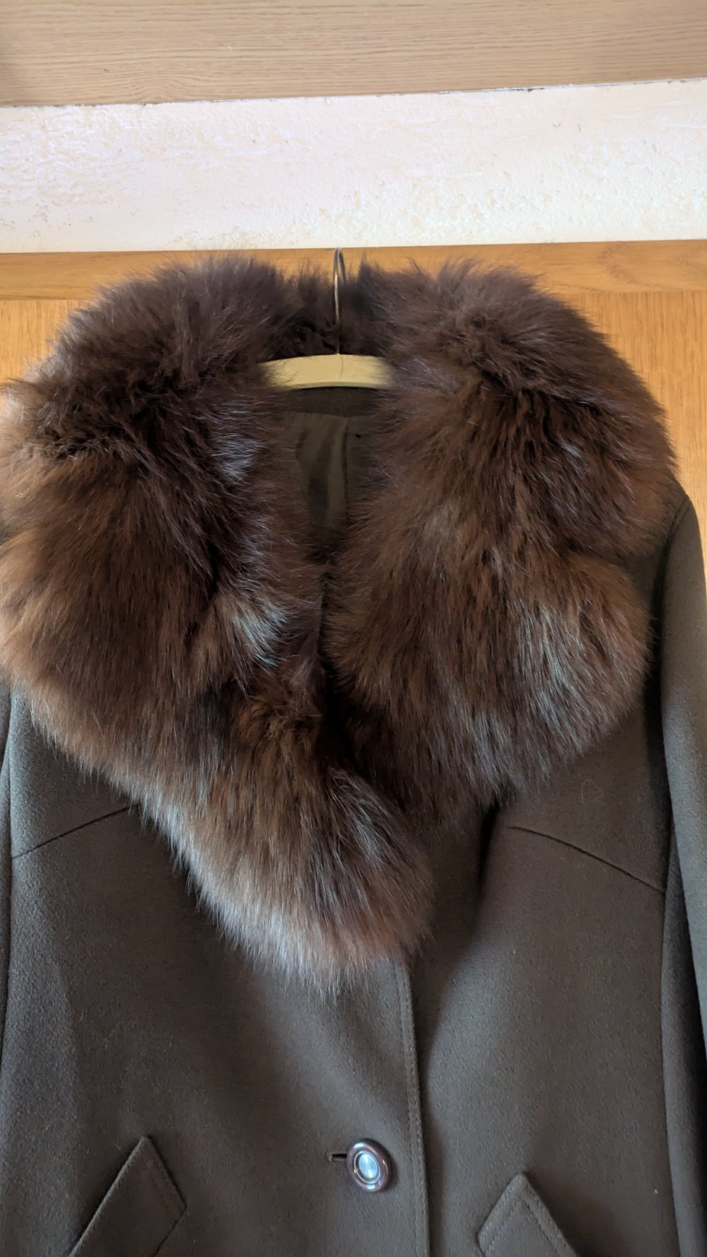 Wollmantel ( Shurwolle) von Jobis Modell, dunkelbraun mit Fellkragen, Gr. 40/42