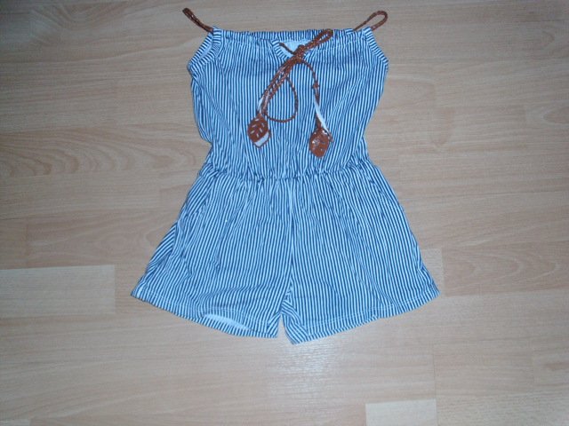 Kurzer Jumpsuit, blau-weiß gestreift, Gr. 104/110
